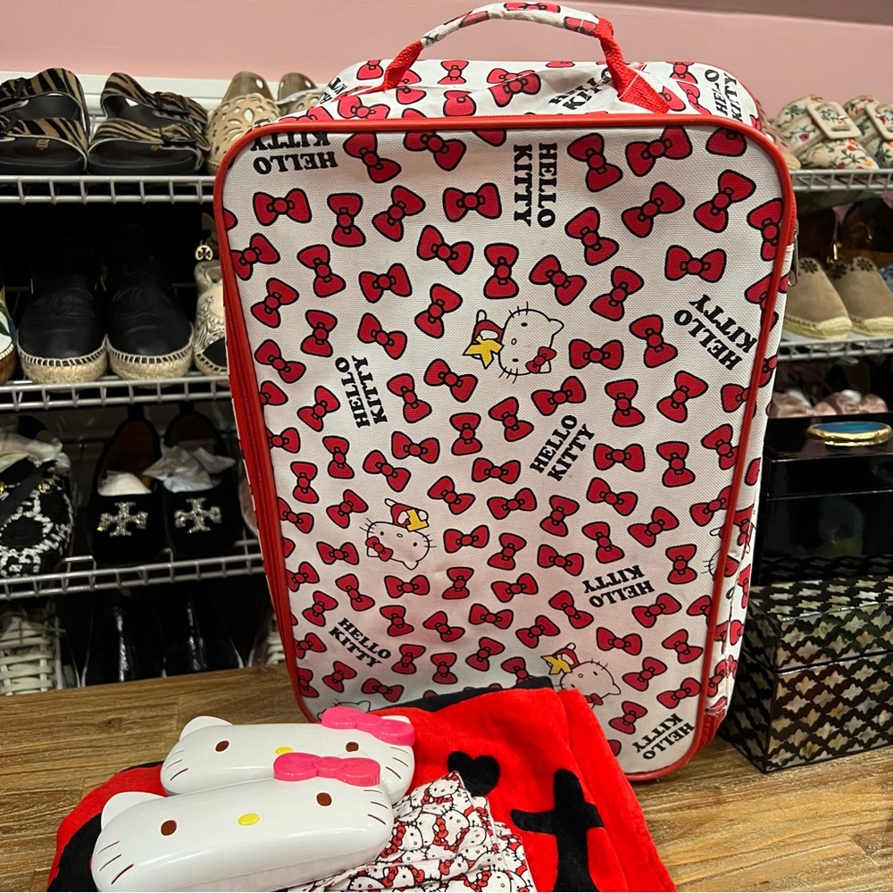Hello Kitty Travel Bundle - Picture 2 of 8